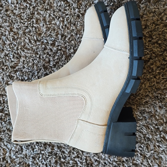 Dream Pairs Shoes - Tan boots, brand new, never been worn.